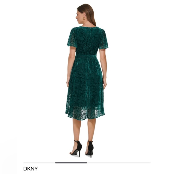🆕 DKNY
Velvet Flutter-Sleeve Midi Dress. Beautiful Forest Green color. - Picture 5 of 6